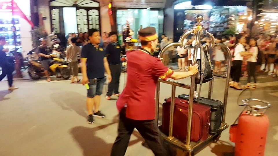 Phố đi bộ Huế đông nghịt trong tối khai trương - 11
Phố Tây Huế đặc thù có nhiều khách sạn, 3 tối cuối tuần các nhân viên khách sạn phải đẩy xe chuyển hành lý cho khách suốt từ đầu phố vào.