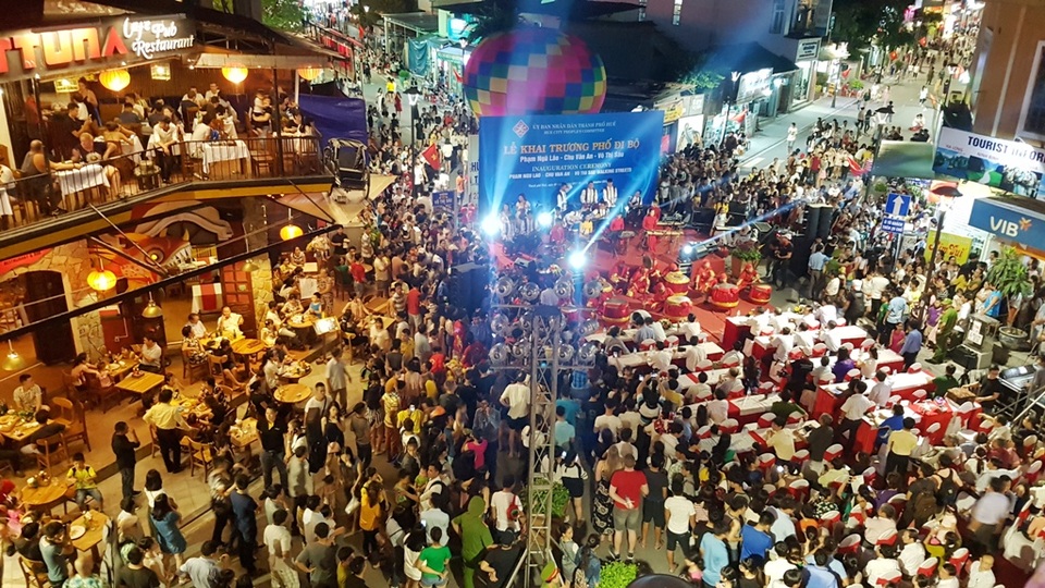 Phố đi bộ Huế đông nghịt trong tối khai trương - 1 Ngã tư đường Chu Văn An - Võ Thị Sáu thuộc phố Tây Huế đêm khai trương phố đi bộ