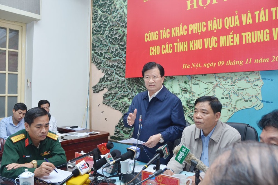 Đề phòng hàng nghìn “quả bom nước” ở miền Trung - 2 Phó Thủ tướng Trịnh Đình Dũng đề nghị các địa phương tập trung khắc phục thiệt hại do bão số 12, không để người dân nào bị đói, rét, dịch bệnh.
