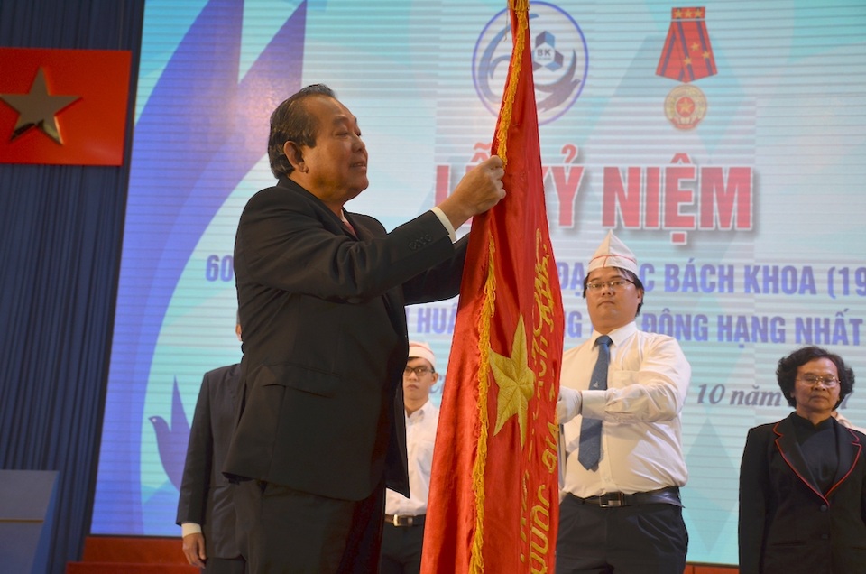 GS.TS. Nguyễn Thiện Nhân: Các trường đại học chính là cái “nôi” sáng tạo - 1
Phó Thủ tướng thường trực Chính phủ Trương Hòa Bình trao Huân chương cho trường ĐH Bách khoa TP.HCM nhân dịp kỉ niệm 60 năm thành lập trường.