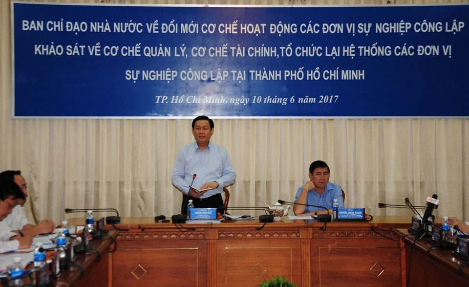 Chủ tịch TPHCM: Xã hội hóa y tế, giáo dục không khéo dễ bị thổi còi ngay - 1 Phó Thủ tướng Chính phủ Vương Đình Huệ phát biểu chỉ đạo tại buổi làm việc với UBND TPHCM