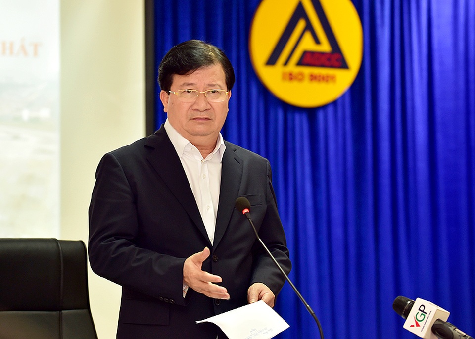 Cân đo sức nặng 6 phương án “giải cứu” sân bay Tân Sơn Nhất - 2 
Phó Thủ tướng nêu 4 yêu cầu về thời gian, chi phí, chất lượng, thi công đối với việc nâng cấp, mở rộng sân bay Tân Sơn Nhất.