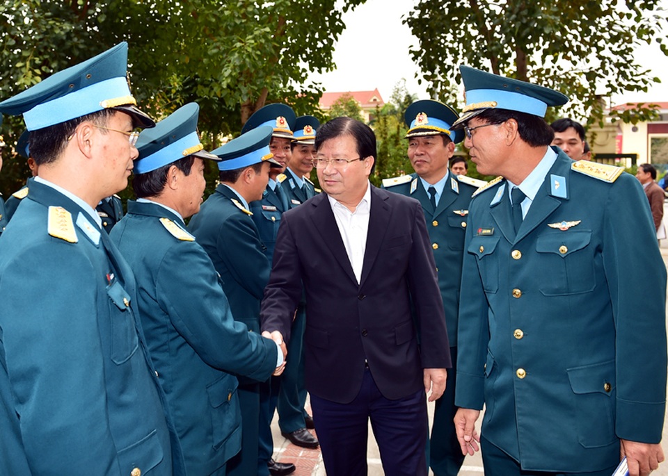 Cân đo sức nặng 6 phương án “giải cứu” sân bay Tân Sơn Nhất - 1 
Phó Thủ tướng làm việc với đơn vị tư vấn xây dựng công trình hàng không của Bộ Quốc phòng.