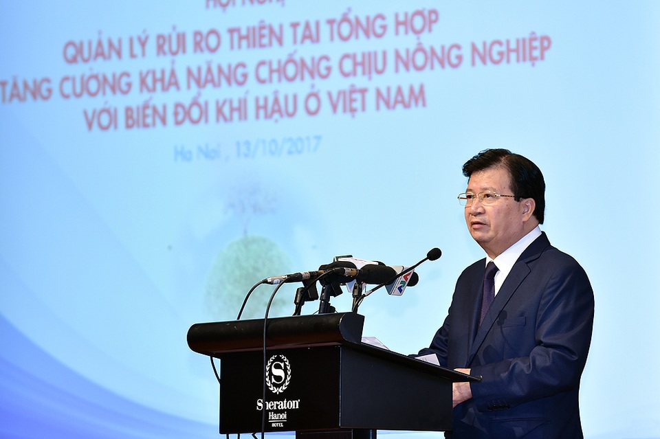Phát huy vai trò người dân - yếu tố quan trọng nhất giảm thiểu thiệt hại thiên tai - 1 Phó Thủ tướng Trịnh Đình Dũng: Khi có thiên tai, ưu tiên hàng đầu là bảo vệ tính mạng con người.