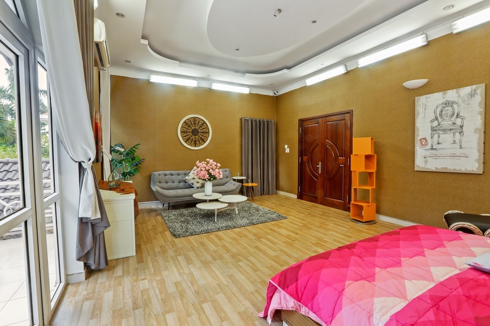 Điểm xuyết và nhấn nhá xen kẽ vào không gian là những bức tranh, chiếc kệ gỗ được thiết kế theo form dáng tối giản, nhằm mang lại sự sang trọng.