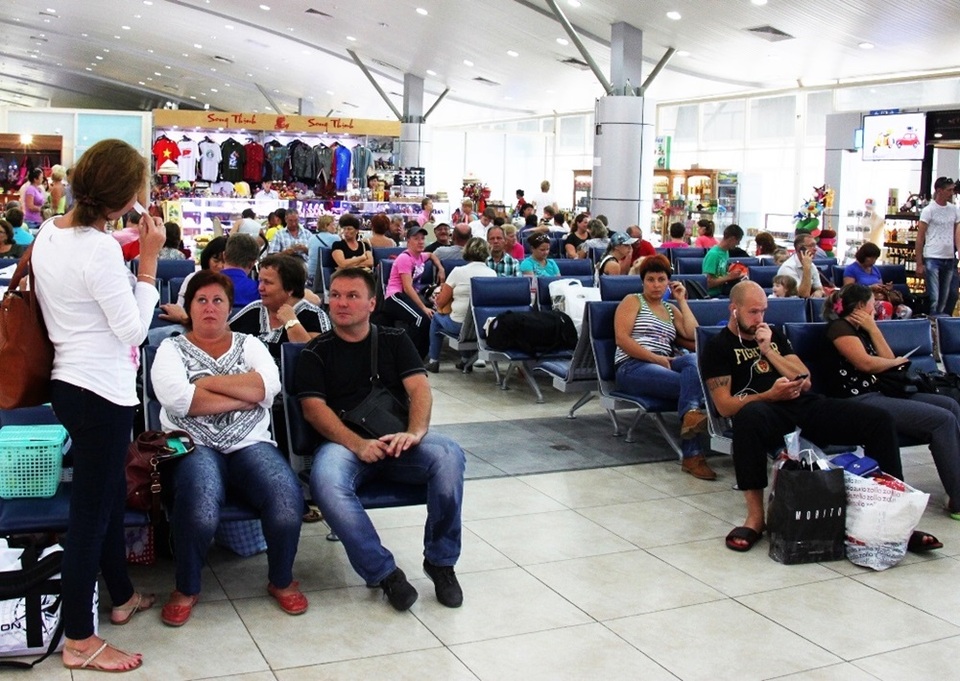 Khu vực hành khách Cảng Hàng không Quốc tế Cam Ranh có những thời điểm quá tải vì lượng khách tăng đột biến