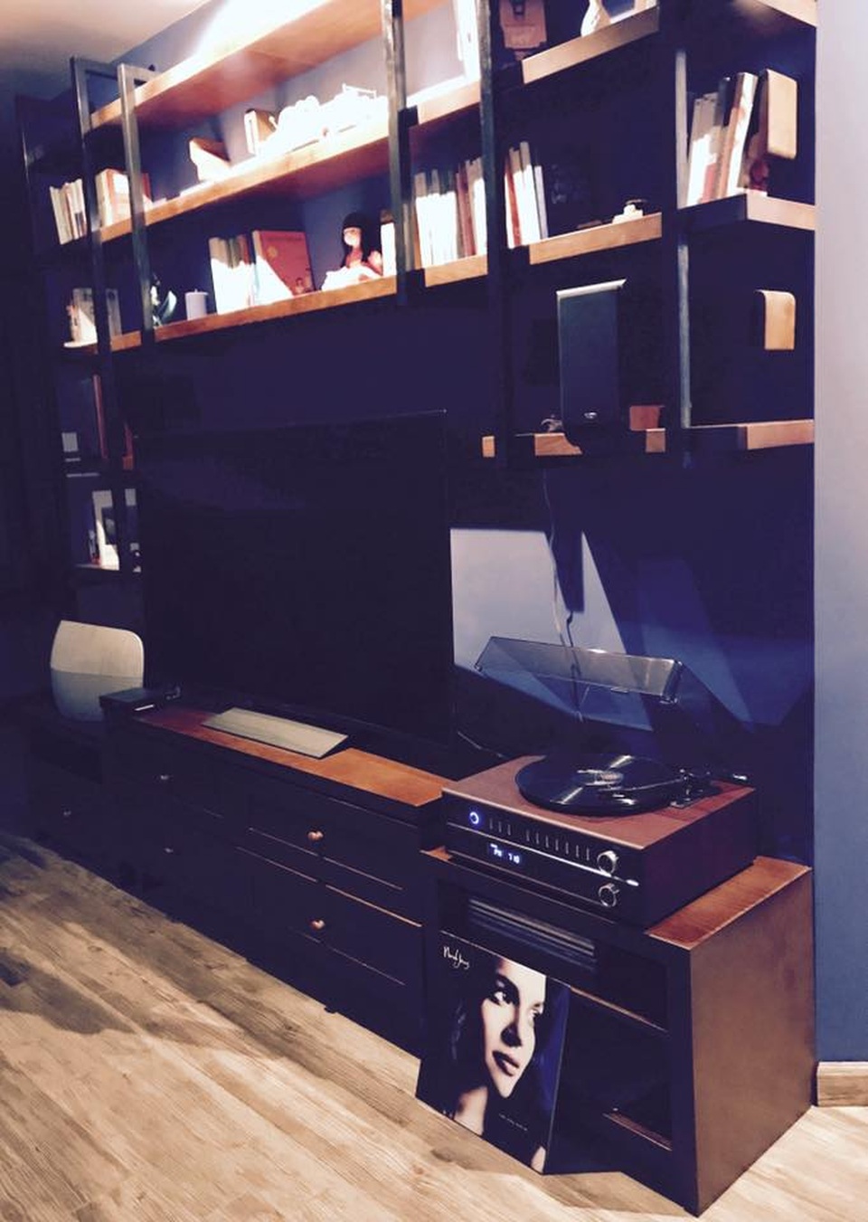 Phòng khách với dàn âm thanh và đĩa nghe nhạc mà nữ diễn viên yêu thích.