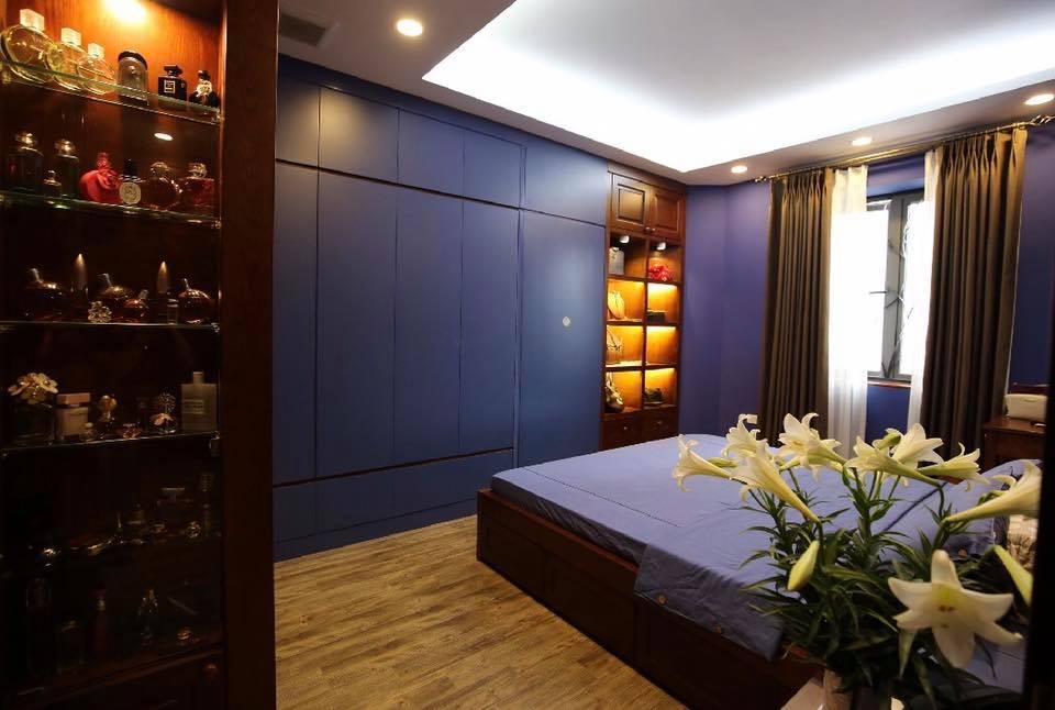 Phòng ngủ màu xanh tạo cảm giác mát lành sau một ngày làm việc mệt mỏi.