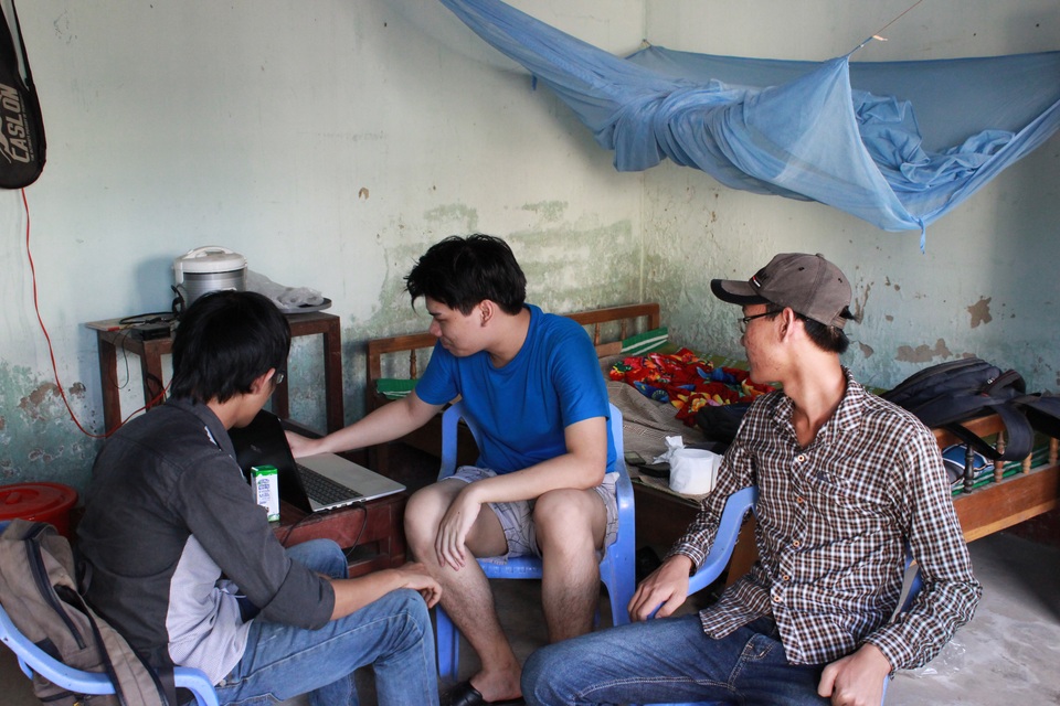Tân sinh viên chật vật tìm phòng trọ - 2 Sinh viên chấp nhận ở ghép đông người dù chật chội, nóng bức