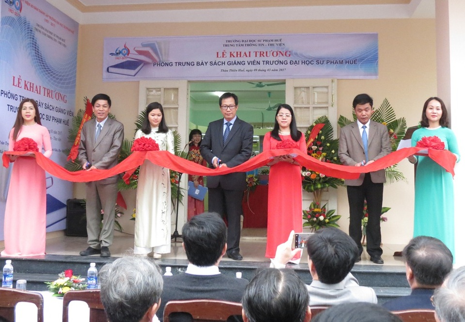 Ra mắt phòng trưng bày sách của giảng viên Trường Đại học Sư phạm Huế - 1 Lễ khai trương phòng trưng bày sách giảng viên trường Đại học Sư phạm Huế