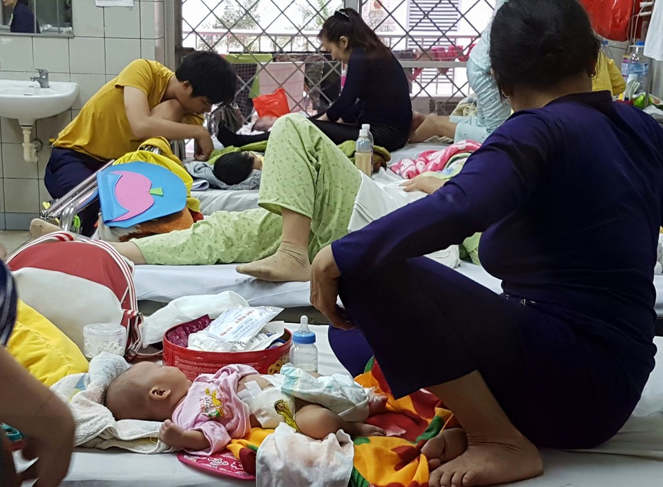Mùa đông ấm bất thường, nhiều trẻ nhập viện vì được chăm sóc quá kỹ - 1 Đến 60% bệnh nhi đi khám vì bệnh lý hô hấp. Trong đó, viêm phổi rơi vào nhóm trẻ dưới 2 tuổi rất nhiều. Ảnh: H.Hải