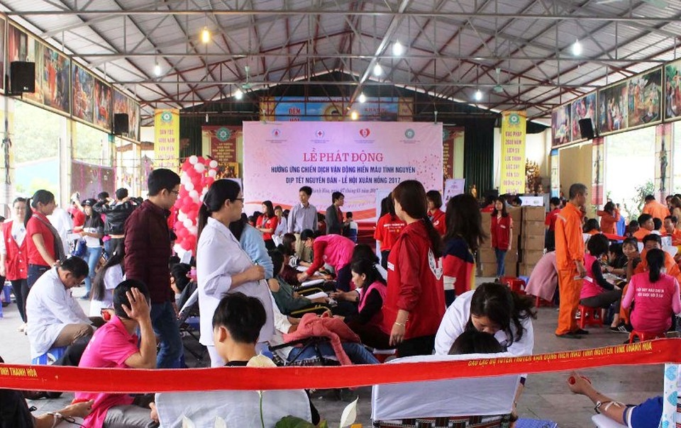 Hàng ngàn đơn vị máu được hiến tặng trong ngày chủ nhật - 3 Lễ hội xuân hồng năm 2017
