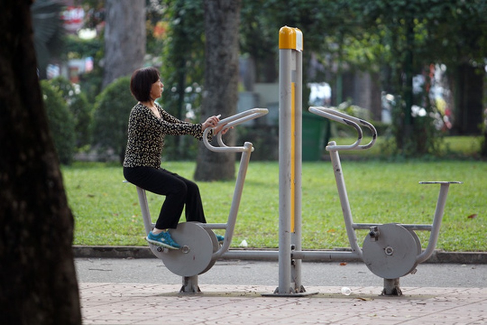 Đi chơi xa về là “nhừ tử”, vì sao? - 1 Tập đi bộ, đạp xe trước chuyến leo núi sẽ giúp cơ thể thích ứng dần, tăng cường sức mạnh cho đôi chân và phòng ngừa những cơn đau mỏi cơ, khớpẢnh: HOÀNG TRIỀU