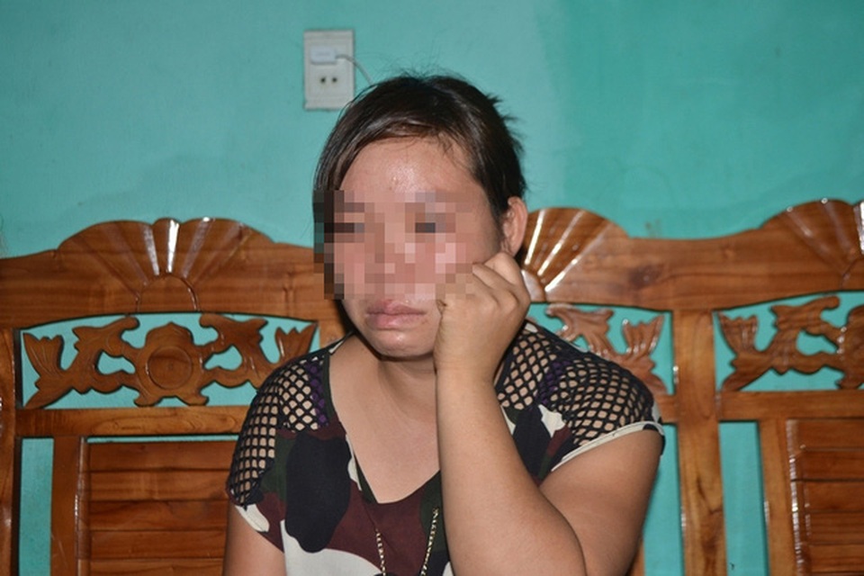 Vụ bố ép con uống thuốc diệt cỏ ở Quảng Ninh: “Nghĩ đến con, đêm nào tôi cũng khóc” - 1 Cứ nghĩ đến cháu P, chị B lại không cầm được nước mắt. Ảnh: Đức Tùy