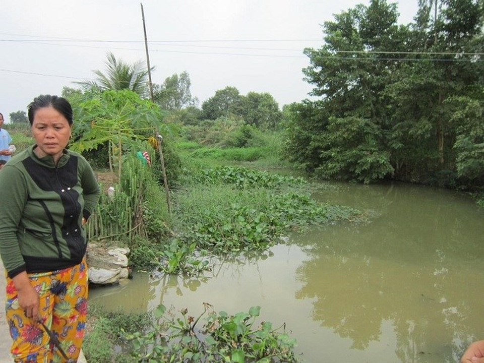 Thi thể bị móc mắt trong bao tải: Suốt 2 ngày vẫn không trôi trên dòng nước xiết - 2
Vị trí con kênh nơi phát hiện thi thể nạn nhân