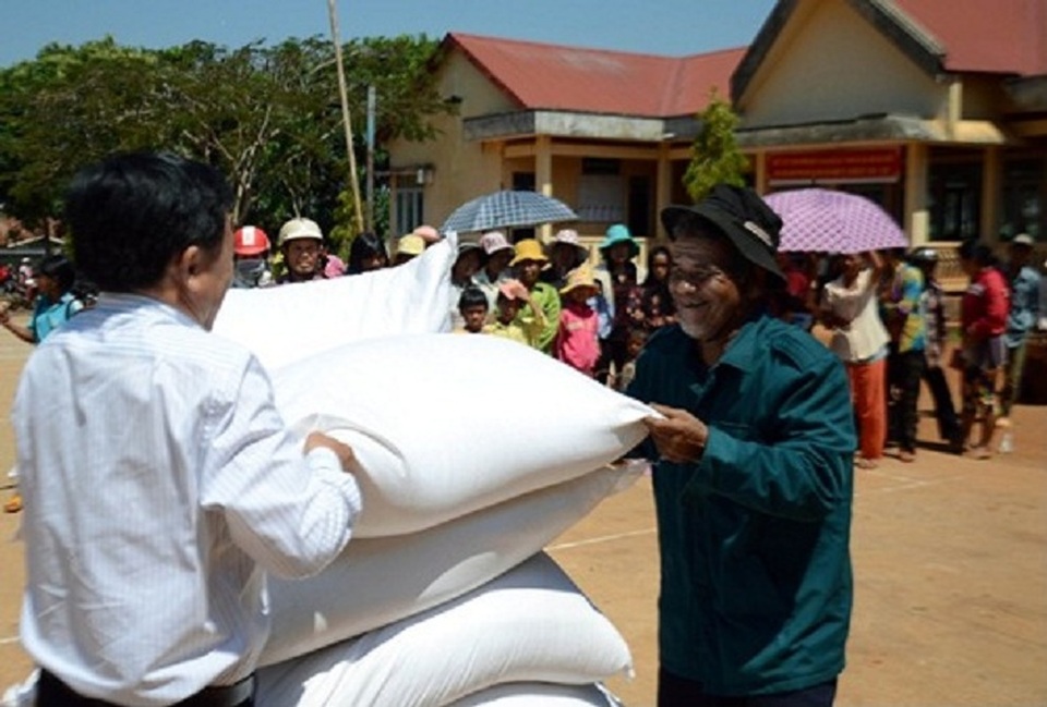 Phân bổ hàng nghìn tấn gạo hỗ trợ người dân đón Tết - 1 Người dân phấn khỏi nhận gạo để đón Tết Nguyên đán