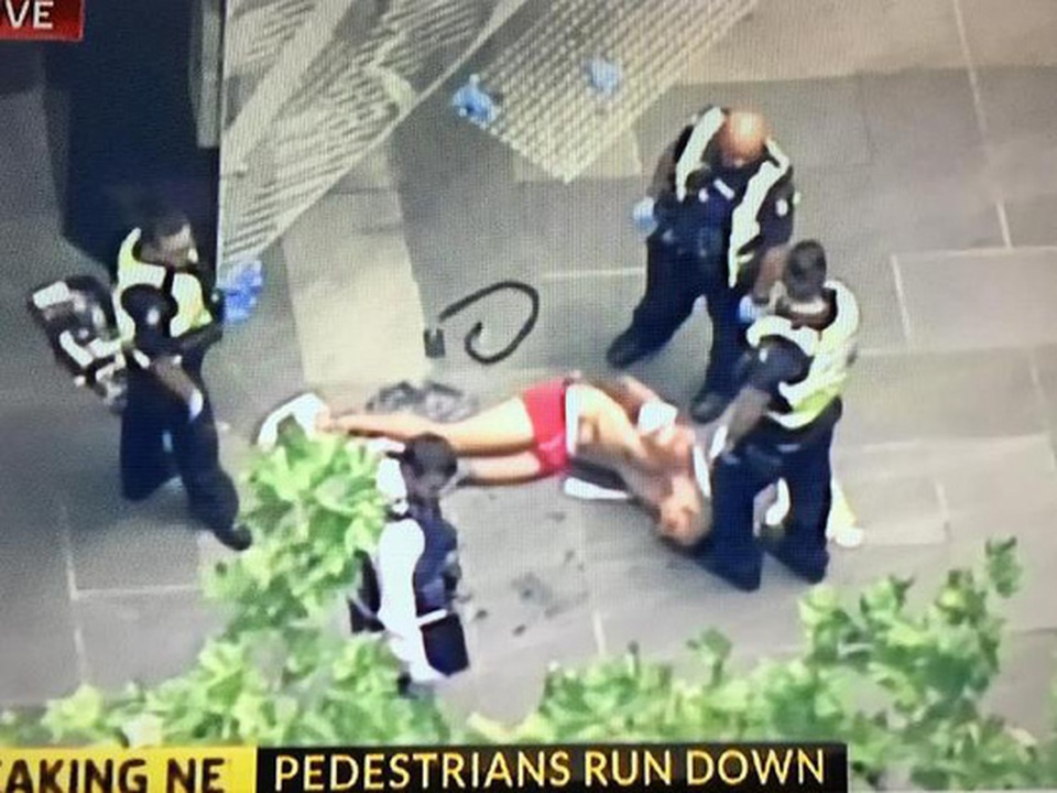 Úc: Cảnh sát rượt "xe điên" trên đường, hơn 20 người thương vong - 1 Nghi phạm bị cảnh sát còng tay. Ảnh: TWITTER