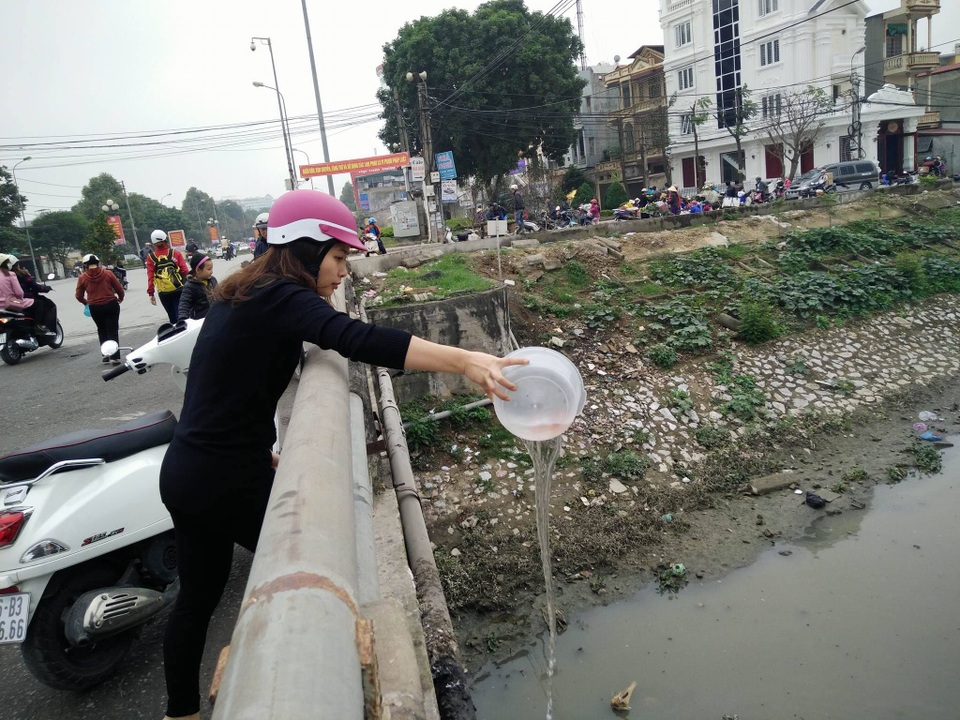 Cá chép tấp nập đi... lên trời - 25 Nhiều người dân dùng âu nhựa đựng cá giúp hạn chế việc xả túi nilon khi thả cá.
