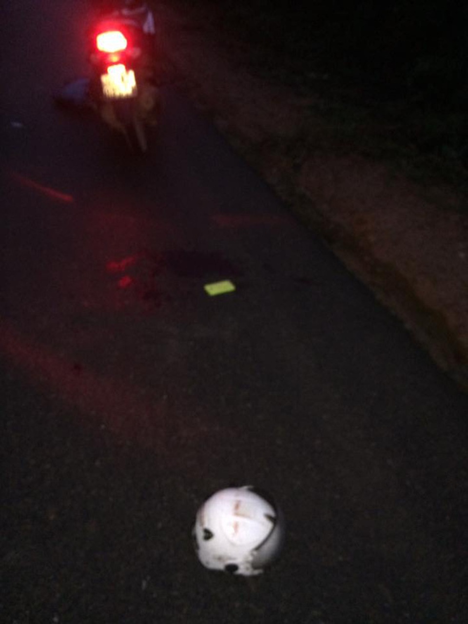 Mũ bảo hiểm và xe máy nữ giáo viên bỏ lại hiện trường sau khi bị Tín tấn công