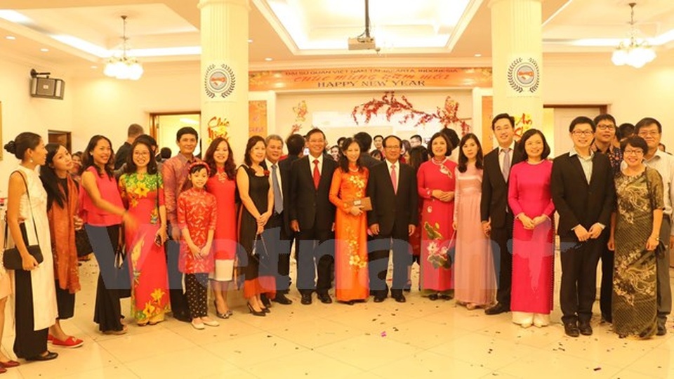 Cộng đồng người Việt tại Indonesia đón Tết Đinh Dậu đầm ấm - 1 Đại sứ Hoàng Anh Tuấn chụp ảnh chung với các đại biểu cộng đồng người Việt ở Indonesia. (Ảnh: Đỗ Quyên/Vietnam+)