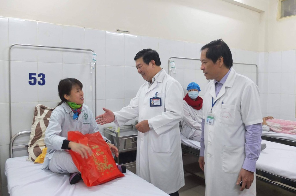 Ấm lòng Tết bệnh viện - 1 PGS.TS Nguyễn Quốc Anh, Giám đốc BV Bạch Mai tặng quà, động viên bệnh nhân phải ở lại viện trong dịp Tết.