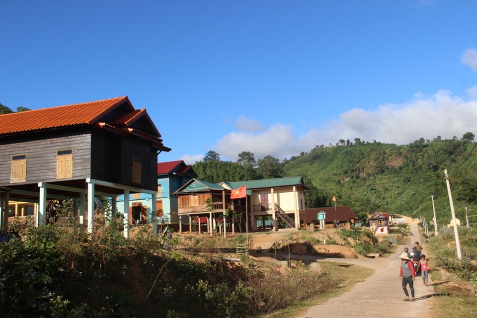 Những ngôi nhà cao tầng mọc lên san sát tại bản Ka Tăng