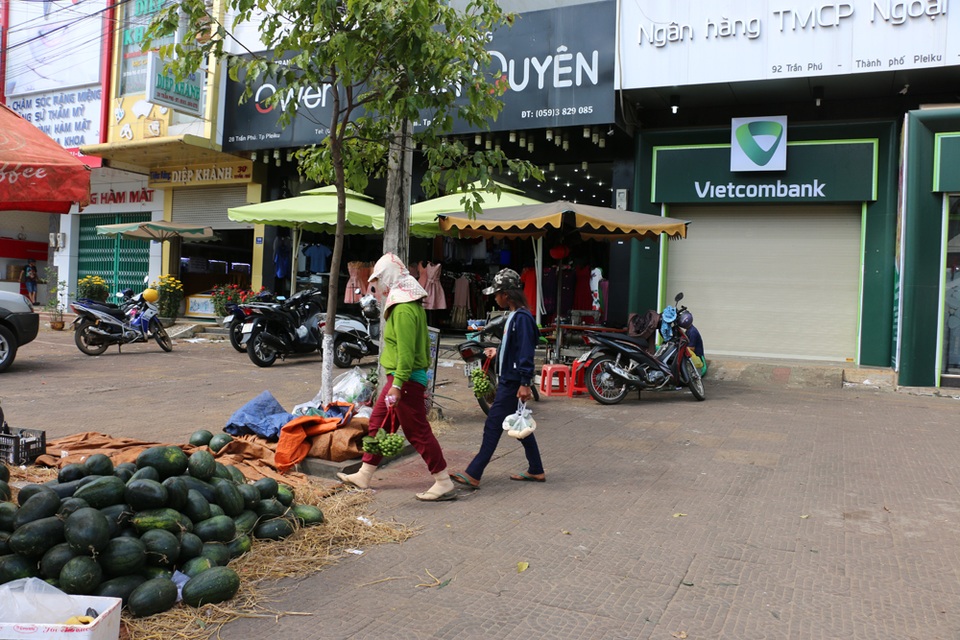 Cuối ngày 30 Tết, hoa, cây cảnh đồng loạt “xả hàng” - 50 2 mẹ con lang thang khắp đường phố để bán sung và sắn