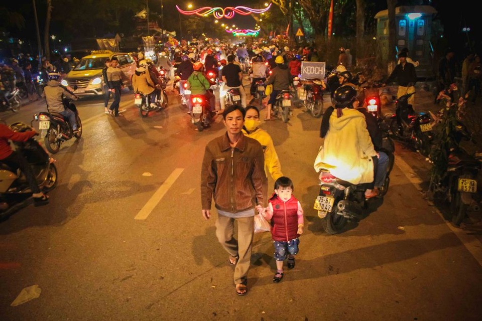 Người dân cả nước hân hoan trong phút giao thừa - 73 Cả gia đình người Huế cùng nhau đi chợ hoa đêm 30 Tết trong dòng người tấp nập