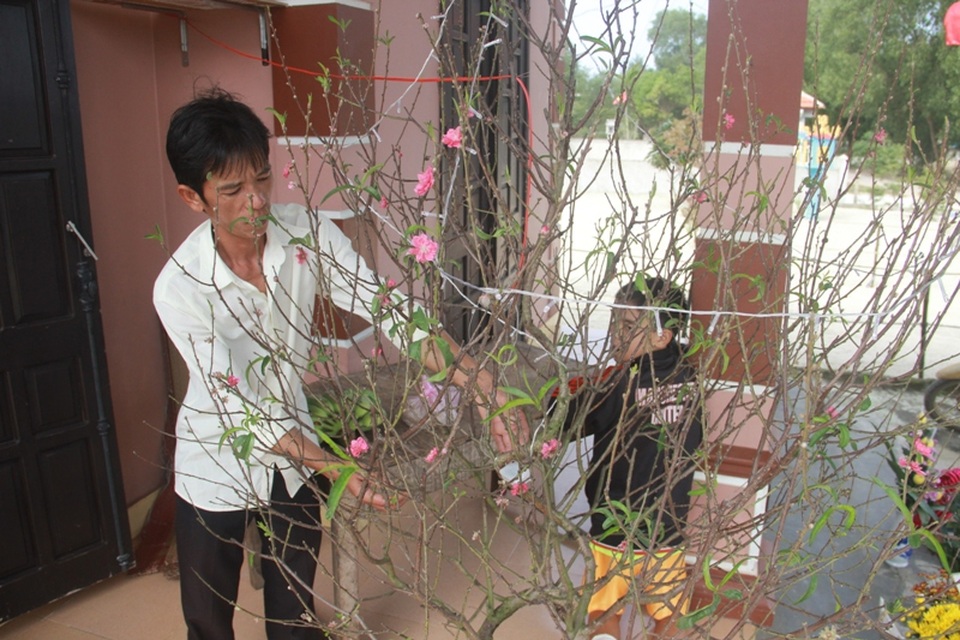 Ngư dân đón Tết trên biển: Ai chẳng muốn quây quần bên vợ con - 4
Dù không được sung túc như mọi năm nhưng Tết Nguyên đán năm nay tại nhà anh Quynh vẫn ấm cúng, đầy đủ