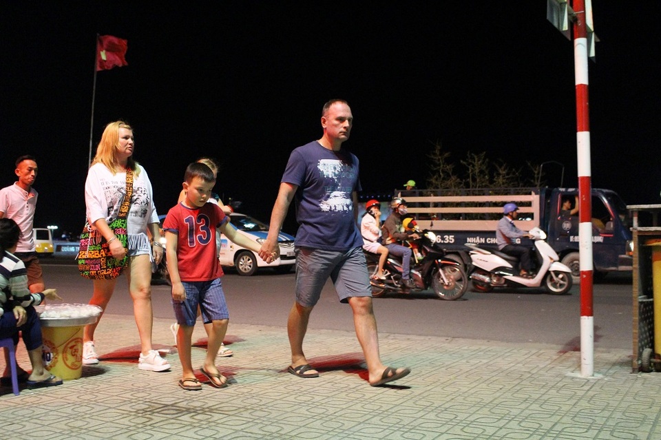 Người dân cả nước hân hoan trong phút giao thừa - 51 Du khách Nga ở Nha Trang ra đường đón năm mới Đinh Dậu, tối 30 Tết- Ảnh: Viết Hảo