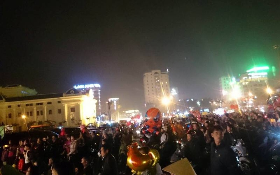 Người dân cả nước hân hoan trong phút giao thừa - 28 Quảng trường Lam Sơn là nơi thu hút lượng người tham gia đón giao thừa lớn nhất tại Thanh Hóa