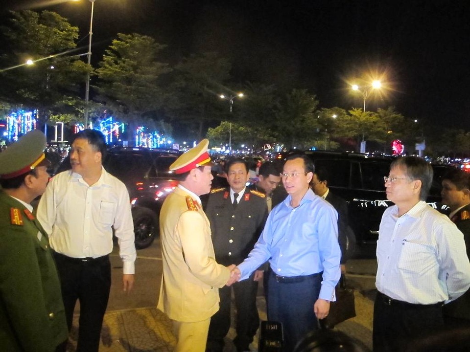 Người dân cả nước hân hoan trong phút giao thừa - 68 Bí thư Nguyễn Xuân Anh thăm và chúc Tết các cán bộ, chiến sĩ công an đang làm nhiệm vụ trong đêm giao thừa