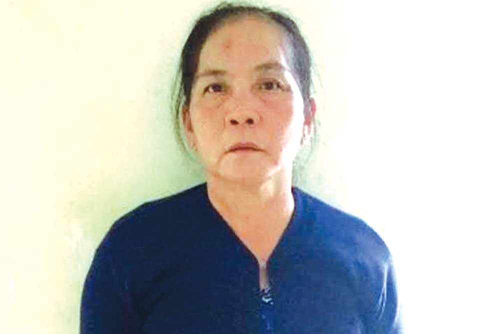 Những tên tội phạm "gà mờ" - 1 Nguyễn Thị Đèo đã bịt mặt, đu dây vào nhà chủ cũ để cướp tài sản.