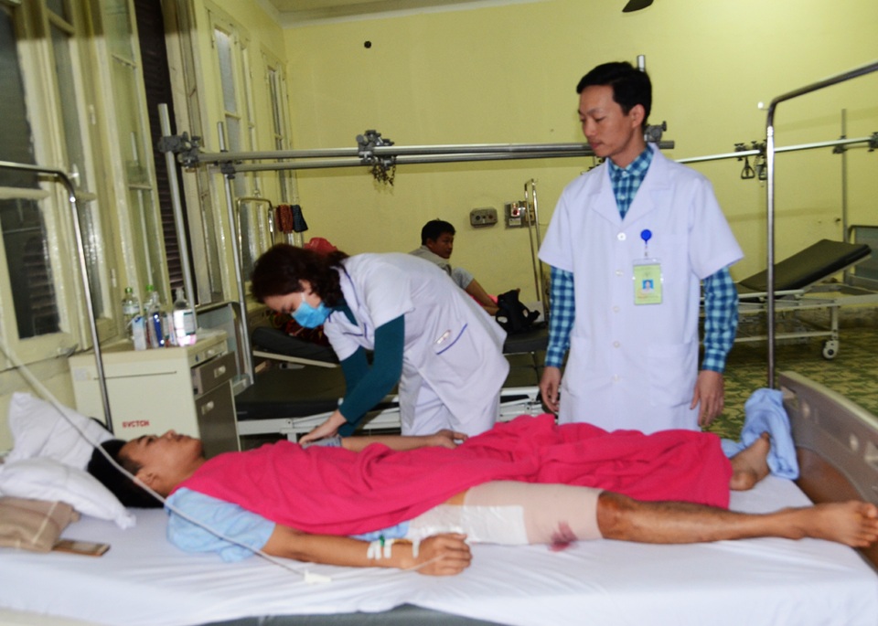 Gần 36.000 trường hợp "đón Tết" trong bệnh viện vì va chạm giao thông - 2 Bệnh nhân nhập viện điều trị tại Bệnh viện Chấn thương chỉnh hình Nghệ An tối 30 Tết.