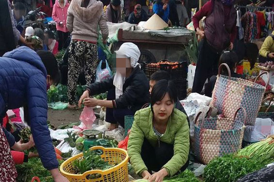 5 cô gái bán rau, bán thịt "gây bão" mạng vì quá xinh đẹp - 1
Những ngày gần đây, hình ảnh một cô gái xinh đẹp ngồi bán rau ở chợ quê đang được dân mạng truyền tay nhau rộng rãi. Dù ăn vận rất giản dị nhưng gương mặt khả ái, mộc mạc của cô nàng vẫn có sức hút đặc biệt.