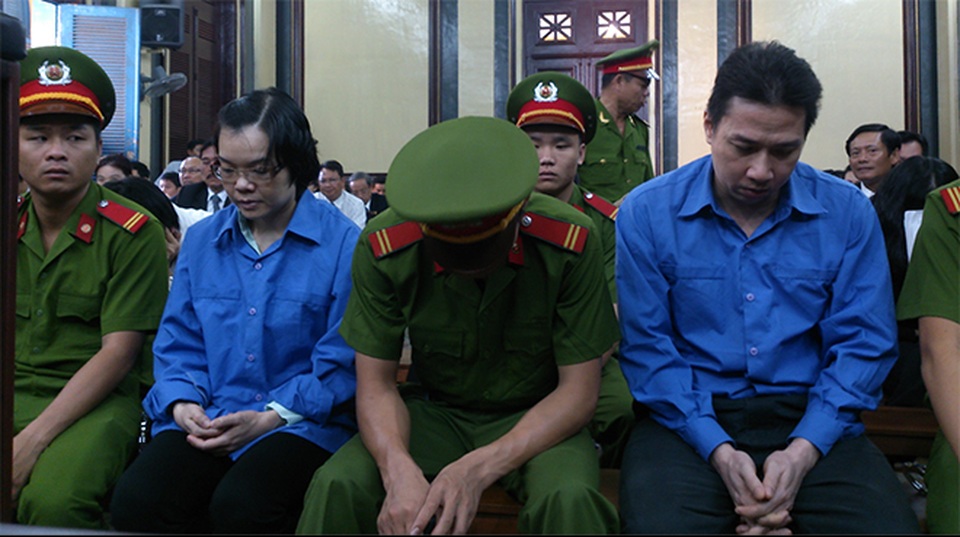 Vì sao Huyền Như không bị truy tố về tội "tham ô..." trong việc rút trên 1 nghìn tỷ của 5 công ty? - 1 Huyền Như và Võ Anh Tuấn tại phiên toà xét xử năm 2015.