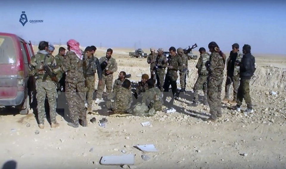 Bắt đầu giai đoạn mới của chiến dịch tấn công thành trì IS tại Syria - 1 Lực lượng được Mỹ ủng hộ làm nhiệm vụ trong chiến dịch chống IS tại Ein Issa, phía Bắc Raqqa, Syria. (Nguồn: AP/TTXVN)