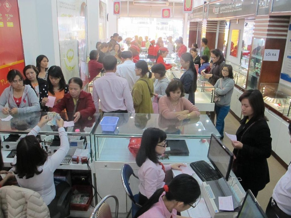 Bỏ cơ hội mua vàng “lấy vía” Thần Tài vì quá đông - 5
Nhiều người đi mua vàng từ sớm sáng trong ngày vía Thần Tài