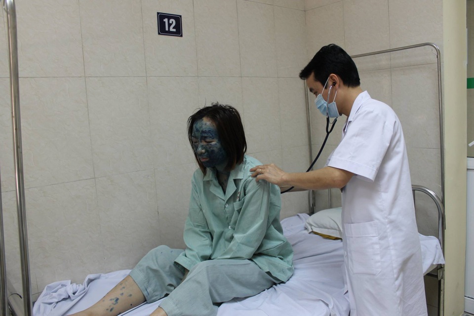 Hà Nội: Lây thủy đậu từ con trẻ, nhiều người lớn nhập viện - 1 Bệnh nhân nhập viện điều trị vì thủy đậu đa phần là người lớn, do lo ngại nguy cơ bội nhiễm, viêm não (do có đau đầu) có thể xảy ra. Ảnh: T.X