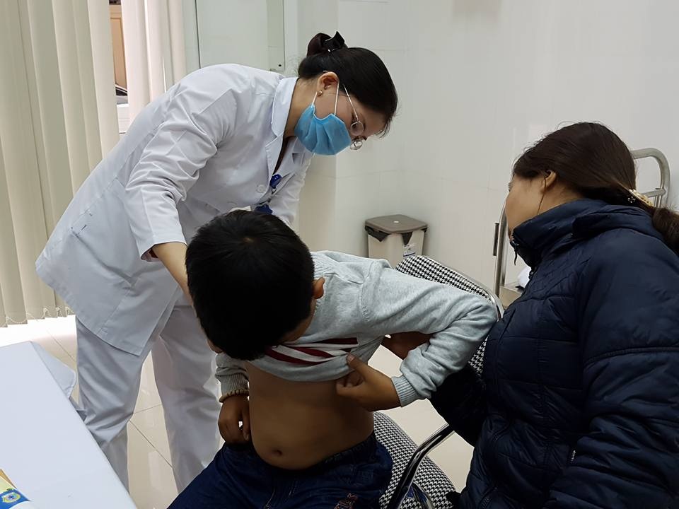 Bộ trưởng Y tế: Bệnh từ ký sinh trùng bị lãng quên! - 1
Bác sĩ Viện sốt rét - ký sinh trùng - côn trùng Trung ương đang khám phát hiện nguy cơ nhiễm ký sinh trùng cho 1 bệnh nhi. Ảnh: H.Hải