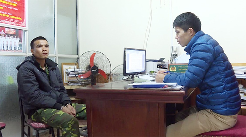 Tên sát nhân máu lạnh, giết người giấu xác bạn ngay ở khu dân cư - 1 Đối tượng Quàng Văn Quyết tại cơ quan Công an.