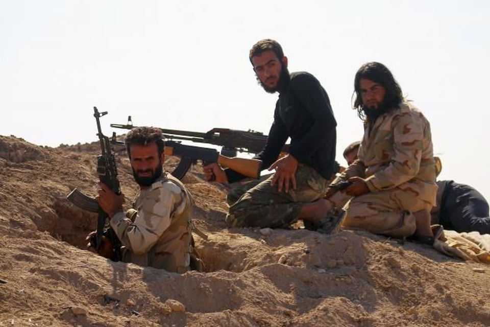 Lực lượng Thổ Nhĩ Kỳ và quân nổi dậy Syria tiến vào thành trì IS - 1 Các tay súng thuộc lực lượng nổi dậy ở Syria. (Nguồn: Reuters)