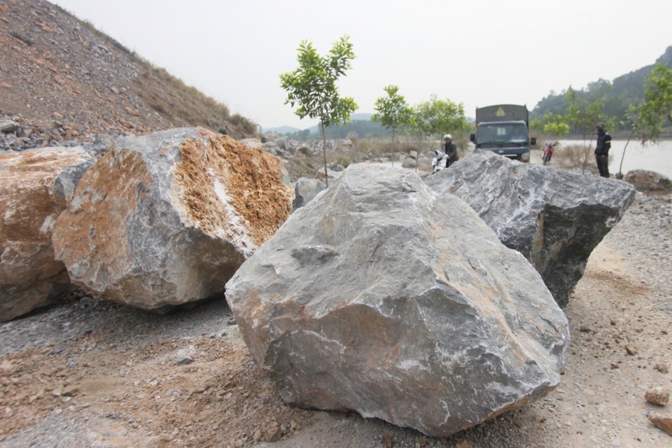 Vụ công ty xi măng cấm đường: Mở barie nhưng lại đổ đá hộc - 2
Công ty xi măng tự ý đổ đá hộc chặn đường.