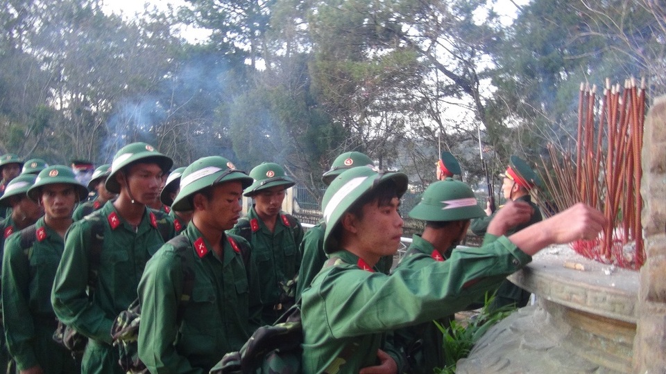 Thanh niên thành phố mang tên Bác lên đường nhập ngũ - 16 Tân binh tại huyện Lạc Dương (Lâm Đồng) viếng nghĩa trang liệt sỹ trước khi lên đường làm nhiệm vụ