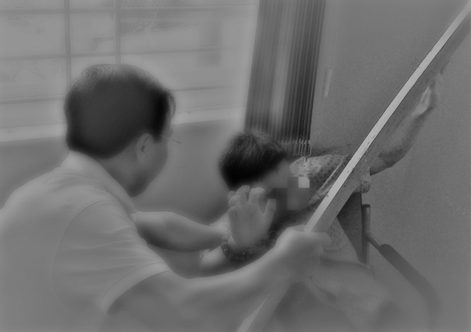 Phát hiện vợ ngủ cùng người làm công, chồng đánh “tình địch” tử vong - 1 Nổi máu ghen, Đào đã dùng gậy đánh chết tình địch (ảnh minh họa)