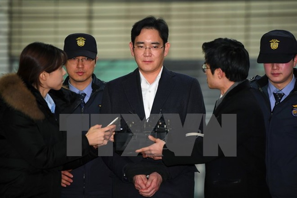 Hàn Quốc sắp xét xử Phó Chủ tịch Tập đoàn Samsung Lee Jae-Yong - 1 Phó Chủ tịch Tập đoàn Samsung Lee Jae-Yong (giữa) tới văn phòng công tố ở Seoul ngày 18/2. (Nguồn: AFP/TTXVN)