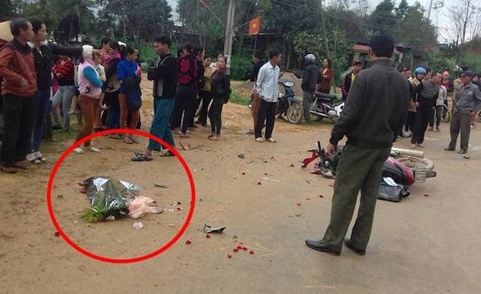 
Một bó hoa tung tóe sau vụ tai nạn

 
