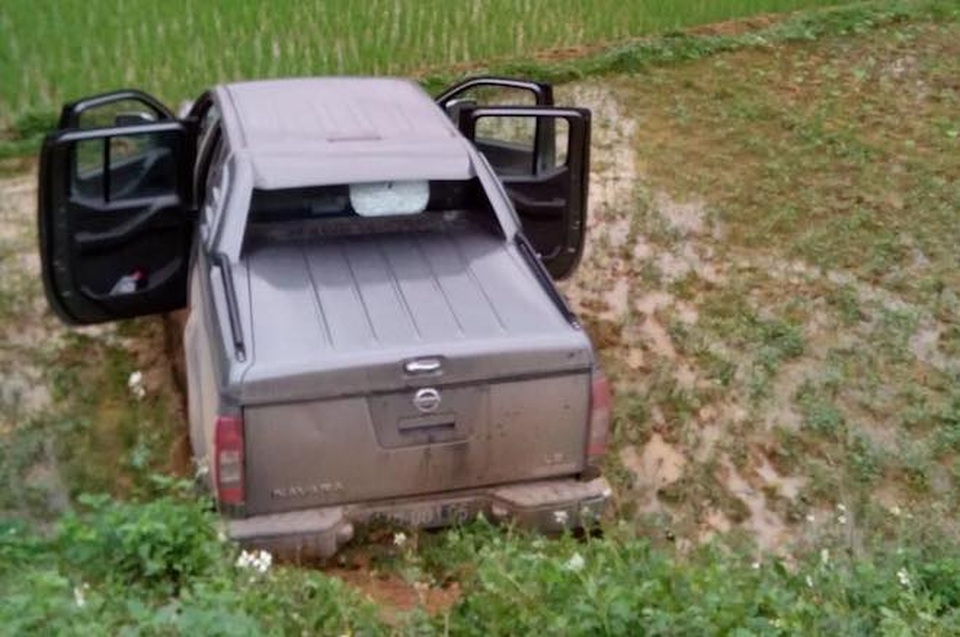 Va chạm với xe biển xanh, 3 nữ sinh bị thương nặng - 2