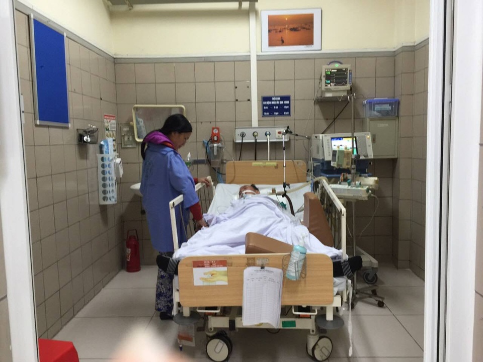 Hà Nội: Một người nước ngoài bị mờ mắt vì rượu methanol - 1 Bệnh nhân hôn mê vì uống phải rượu giả pha methanol tại Hà Nội. Ảnh: T.M