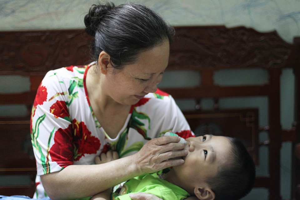 Trẻ viêm mũi dị ứng: Khó trị! - 1 Trẻ con chỉ nên dùng thuốc nhỏ mũi hoặc phun xịt NaCl 0,9% giúp thông, sạch mũiẢnh: Hoàng Triều